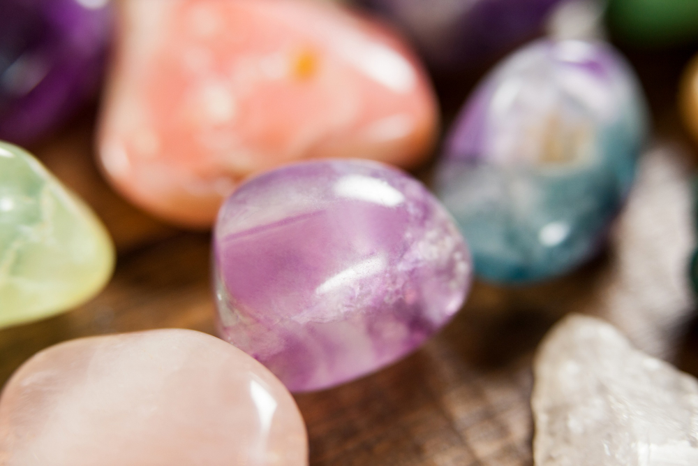 Photo de pierres anti-stress, améthyste, quartz rose apatite